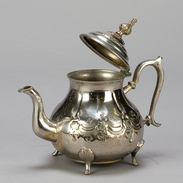 Teekanne, orientalisch, ca. H 20 x D 20 cm, Silber;
