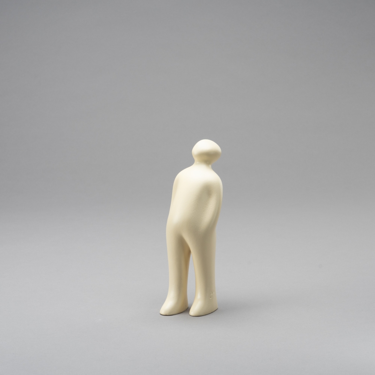 THE VISITOR S, H 23 cm, Sand;